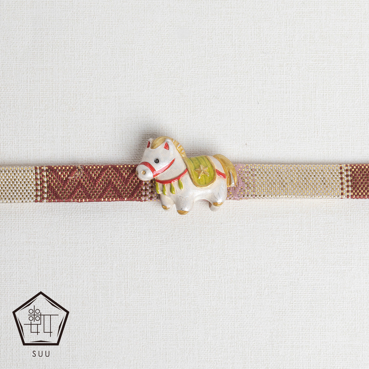 数-SUU-】帯留め「午張り子」 – KAERUWA