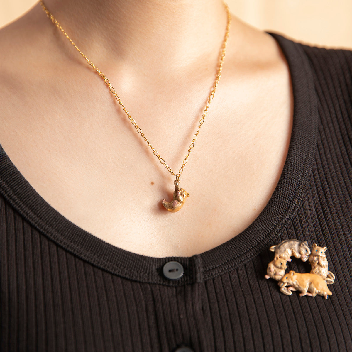 【Palnart Poc】ブローチ「食いしん坊ハムスター / Hungry Hamster」