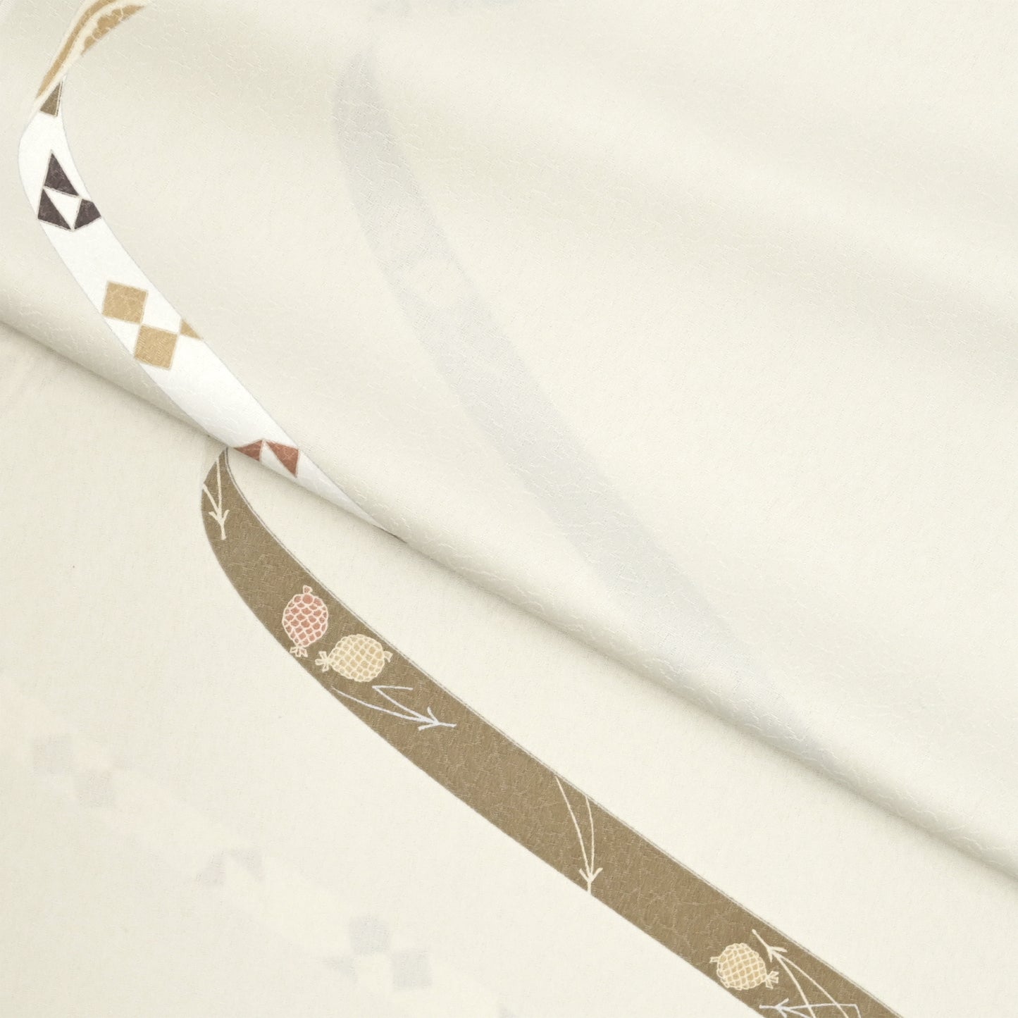 東レシルック 小紋 ～大久保信子流きもの～「鬘帯（かずらおび）」 胡粉色 【袷・単衣用】