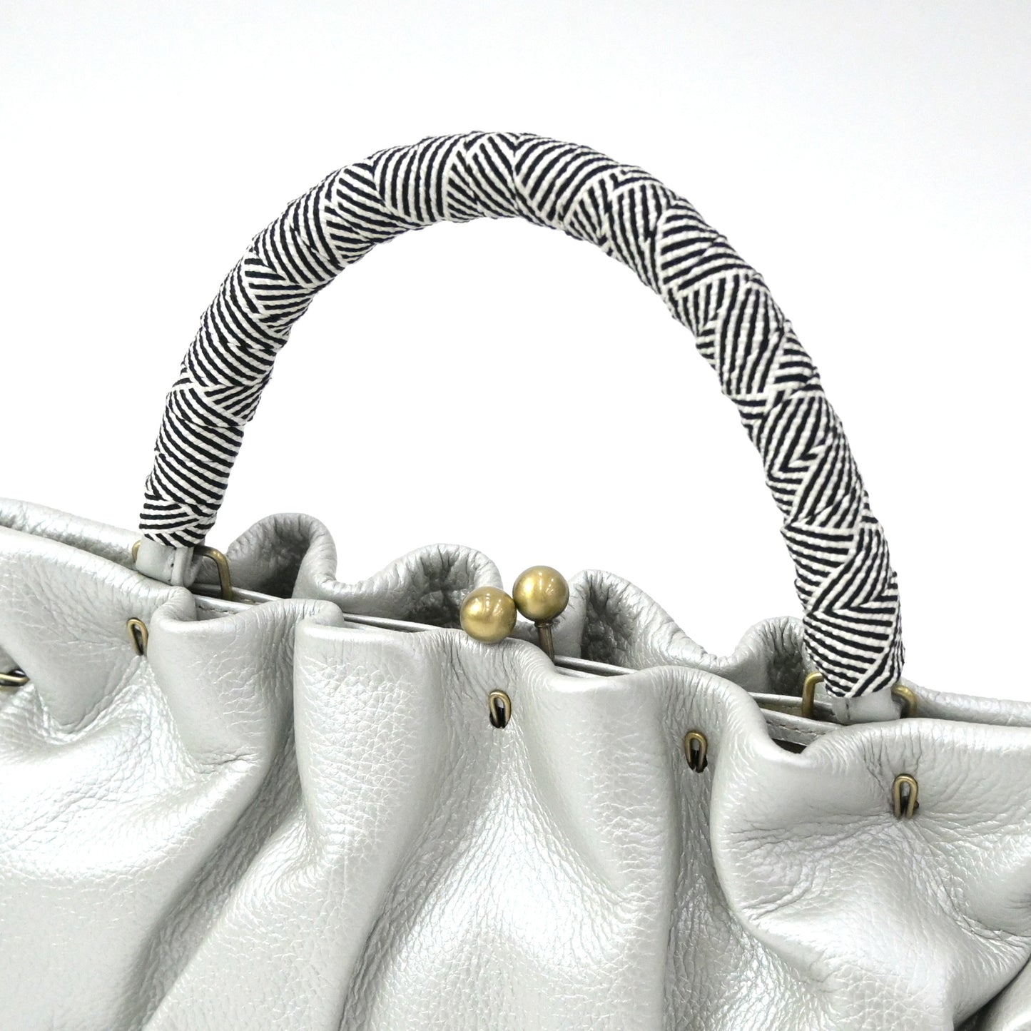 本革がま口ハンドバッグ Shrink-Leather シルバー