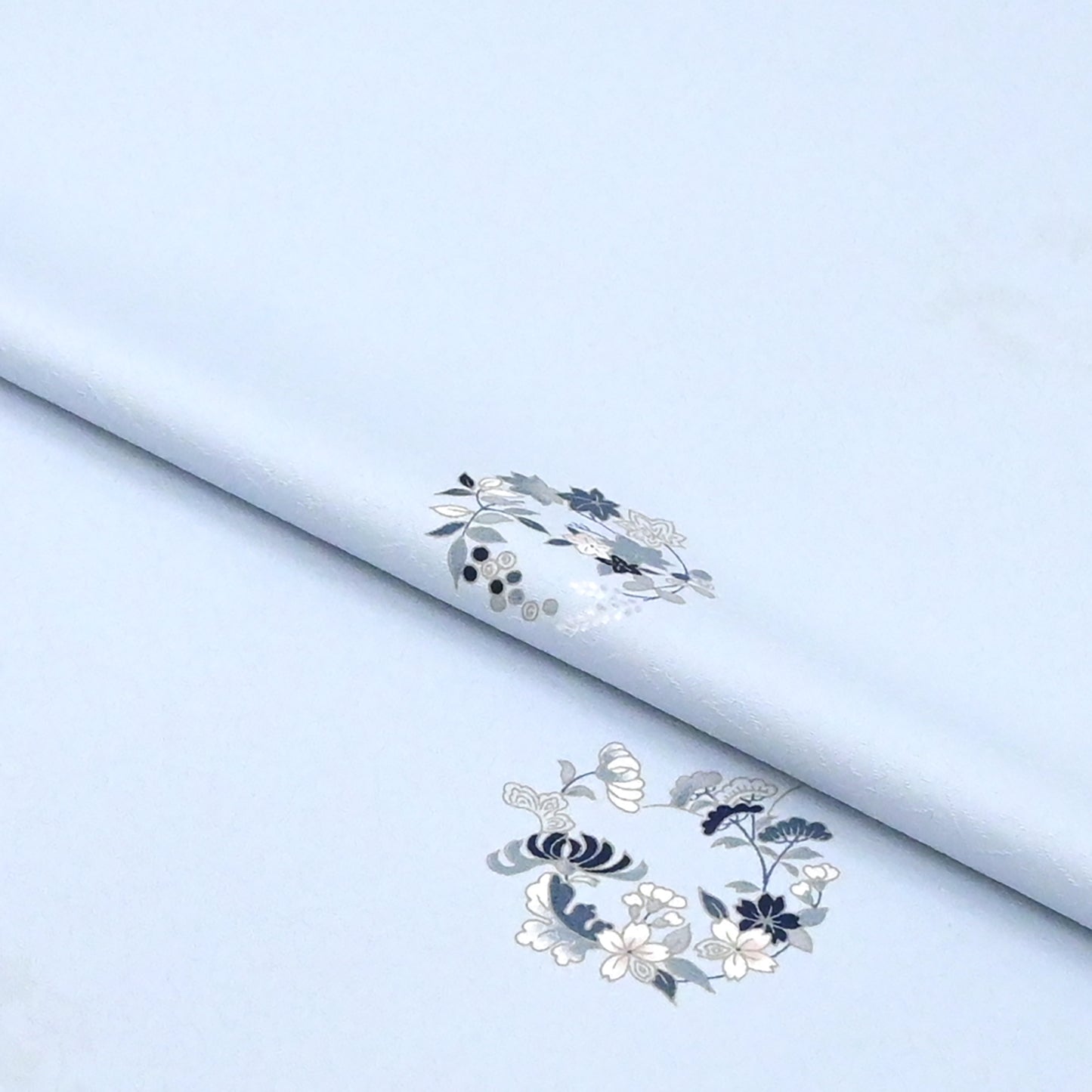 東レシルック 小紋 ～棗(なつめ)～「四季花の丸」蒼白色 【袷・単衣用】