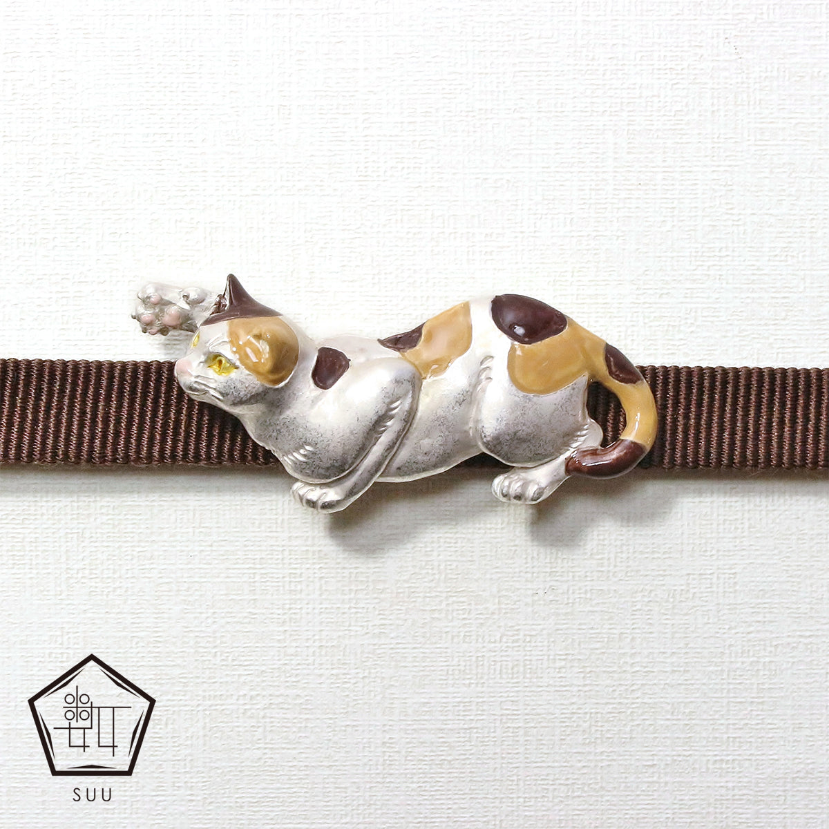 【数-SUU-】帯留め「悪戯三毛猫」