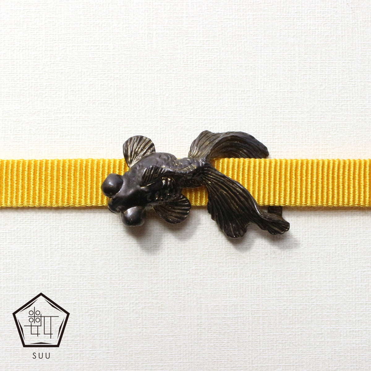 【数-SUU-】帯留め「出目金」ガンメタ