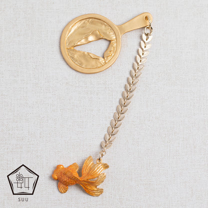 【数-SUU-】根付・帯飾り「出目金」ゴールド