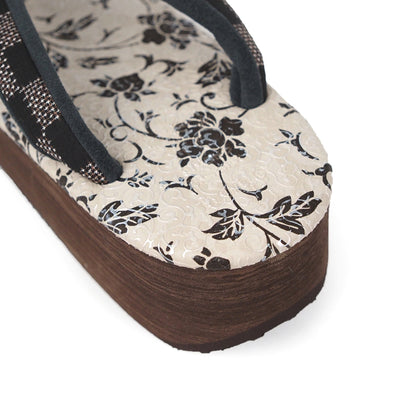 【Kimono-Factory-nono】菱屋カレンブロッソ 本場大島紬カフェ草履 唐草/オフホワイト F-12 #女性用