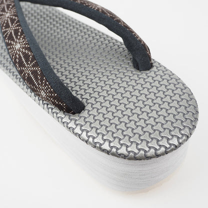 【Kimono-Factory-nono】菱屋カレンブロッソ 本場大島紬カフェ草履 毘沙門亀甲/メタリック白銀 F-2 #女性用